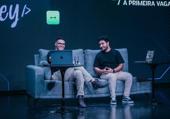 Mayk e Rodrigo apresentando o evento jornada do Zero à Primeira Vaga